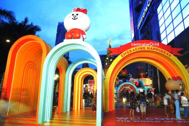 BANGKOK, THAILAND - 21 Kasım 2022: Noel ağacının ışığı ve oyuncak bebek 2023 Noel Ağacı kutlamasında Merkez Dünya alışveriş merkezinde Noel günü ve Tayland 'ın Bangkok şehrinde Mutlu Yıllar etkinliği.