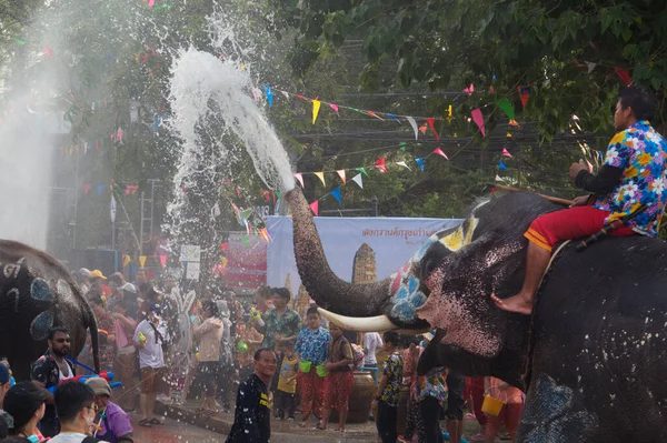 2018年4月13日至15日 在泰国阿尤塔亚省的一条公路上 泰国人民和外国游客参加了传统的农历新年庆祝活动 与大象一起泼水 免版税图库照片