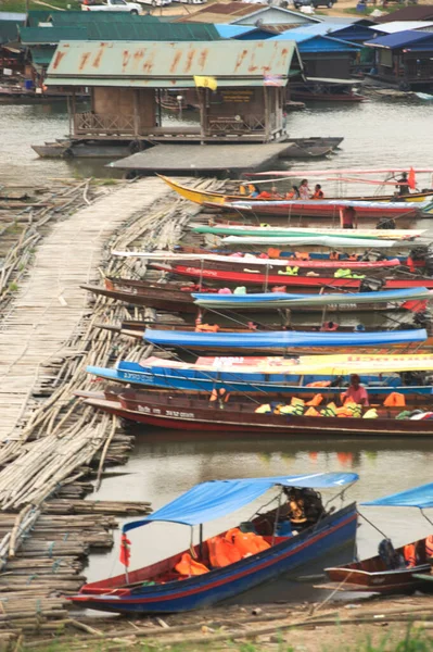 Kanchanaburi Thailand April 2016 Unidentified Group Long Tailed Boats Takes — Stock Photo, Image