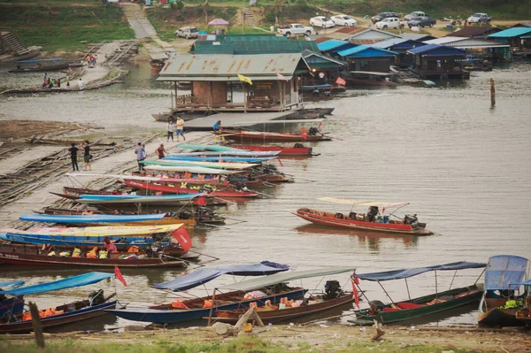 Kanchanaburi Tailandia Abril 2016 Grupo Identificado Barcos Cola Larga Lleva —  Fotos de Stock