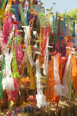 Wat Wang Wiwekaram, Sangkhlaburi İlçesi, Kanchanaburi Eyaleti Tayland 'da Songkran Festivali' nde kum ve renkli bayraklar dikildi..  