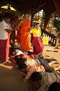 KANCHANABURI, THAILAND - 16 APR 2016: Tanımlanamayan bir erkek köylü Thera 'nın sırt üstü yürümesi için birleşip yan yana yatacaktı. Wat Wangwiwegaram, Sangkhlaburi Bölgesi, Kanchanaburi Songkran Festivali, Tayland. 