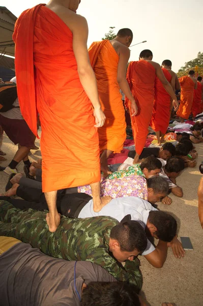 Kanchanaburi Thailand Apr 2016 Een Niet Geïdentificeerde Mannelijke Dorpelingen Zouden — Stockfoto