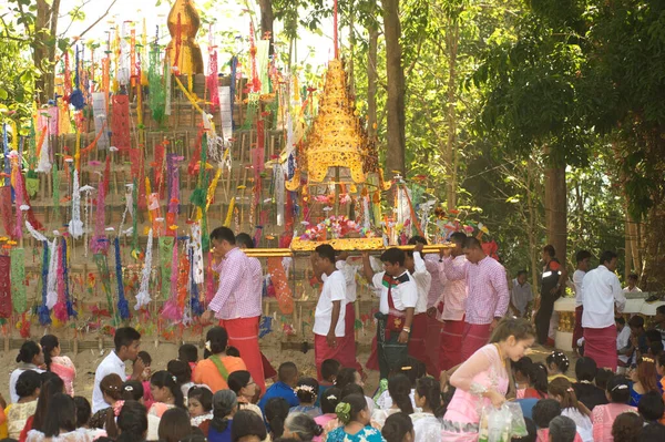 Kanchanaburi Thailand 2016年4月16日 仪式在泰国Songkran音乐节上 在一座由沙子和彩旗做成的宝塔上举行 — 图库照片
