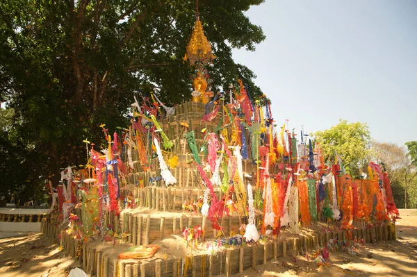 Une Pagode Faite Sable Drapeaux Colorés Sont Plantés Wat Wang — Photo