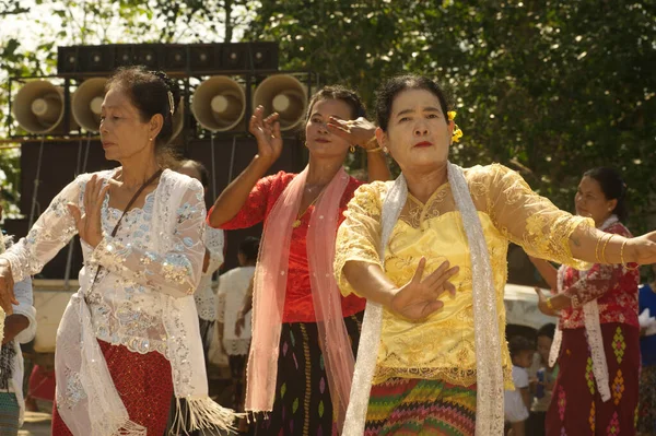 Kanchanaburi Thailand 2016年4月16日 在Songkran节 坎卡纳布里省Sunkhaburi县Wat Wang Wiwekaram的一座由沙子和彩旗组成的宝塔上 不明身份的女性孟族在仪式上跳着Chat Gold舞 — 图库照片