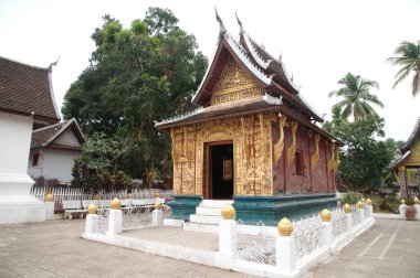 Pembe ibadet kulesi ya da duvarında boyalı cam süslemelerle yaslanan Buda Viharn halk hikayeleri anlatıp Dharma 'ya basit bir şekilde öğretmek. Wat Xieng tangasında. Laos 'taki Luang Prabang Eyaleti.