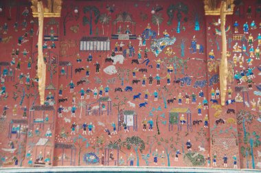 Güzel ve karmaşık boyalı camlar Pembe Kule 'nin duvarlarını süslüyor Wat Xieng Tangası' ndaki köylüler gibi basit dini hikayeler anlatıyor. Laos 'taki Luang Prabang Eyaleti' nde..