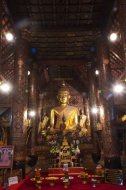 Phrachao Thongsuk, Wat Xieng Kilisesi 'nin meditasyon pozisyonunda Buda' nın başlıca görüntüsüdür. Bu Buda imajı Lao halkı tarafından kutsanmıştır ve Luang Prabang 'ın en önemli simgesidir..
