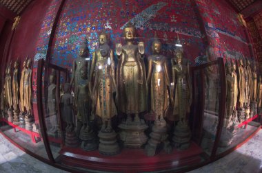 Wat Xieng Thong 'daki Savaş Arabaları Salonu' nda bulunan bir grup eski Buda resmi Laos 'un en güzel ve zengin tapınaklarından biridir..