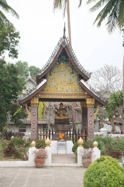 Pequeño Pabellón Principal Tiene Una Estatua Buda Interior Wat Xieng — Foto de Stock