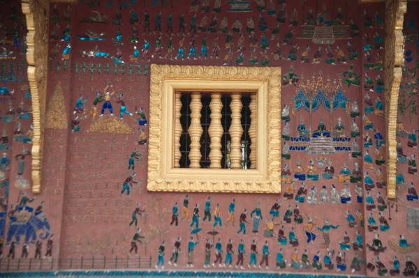 美しく複雑なステンドグラスは マーンの壁を飾り ワット シェン トンの村人たちのような単純な宗教的な物語を語ります ラオスのルアンパバーン県に位置 — ストック写真