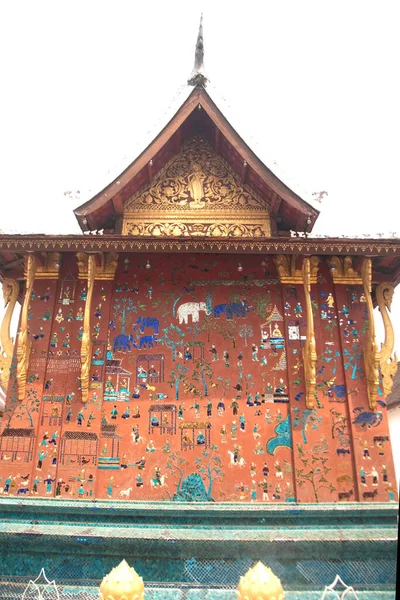 Ροζ Πύργος Λατρείας Ανακλινόμενος Βούδας Viharn Χρωματιστές Γυάλινες Διακοσμήσεις Στον — Φωτογραφία Αρχείου