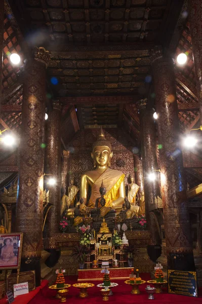 佛像是万寿堂内禅修姿势中的主要佛像 这个佛像受到老挝人民的崇敬 也是朗勃拉邦最重要的佛像 — 图库照片
