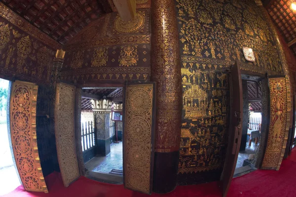 Binnenmuren Van Wat Xieng Thong Church Zijn Versierd Met Oude — Stockfoto