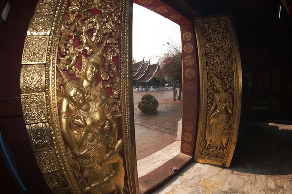 Hermosas Tallas Madera Dorada Las Puertas Entrada Chariot Hall Wat —  Fotos de Stock