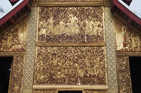 外墙外墙覆盖着雕刻和镀金的柚木嵌板 这些嵌板讲述了王熊通马车房的罗摩衍那故事 位于老挝卢安普拉邦 — 图库照片