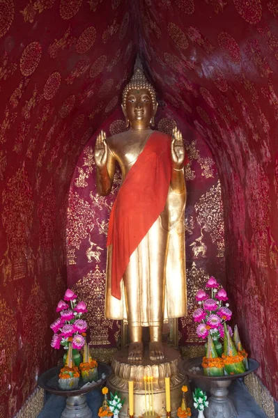 Den Gyllene Buddhan Står Dårhuset Och Utför Abhayamudra Gesten Vid — Stockfoto