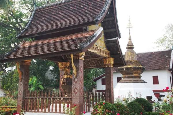 Pequeño Pabellón Principal Tiene Una Estatua Buda Interior Wat Xieng — Foto de Stock