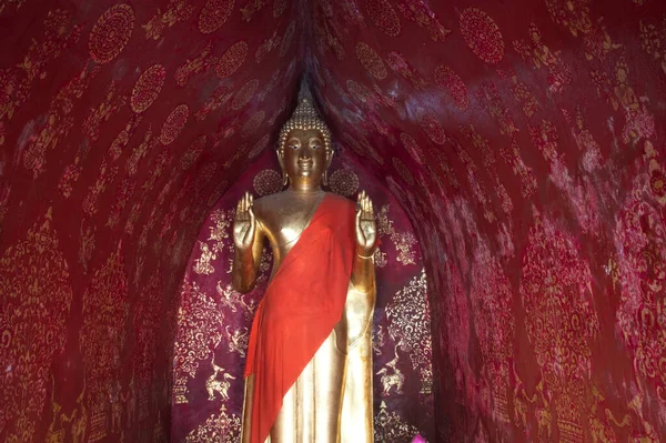Buda Dorado Pie Estupa Realizando Gesto Abhayamudra Wat Xieng Thong — Foto de Stock