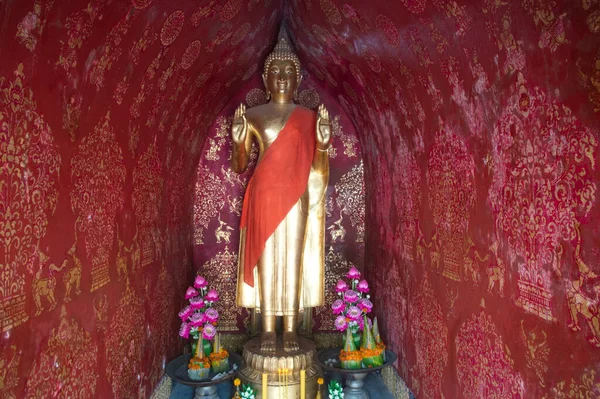 Der Goldene Buddha Steht Der Stupa Und Führt Die Abhayamudra — Stockfoto