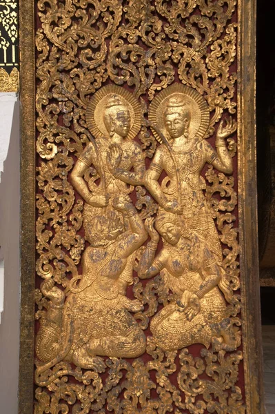 Krásné Zlaté Dřevěné Řezby Vstupních Dveřích Chariot Hall Wat Xieng — Stock fotografie