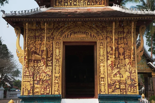 Pembe Ibadet Kulesi Duvarında Boyalı Cam Süslemelerle Yaslanan Buda Viharn — Stok fotoğraf