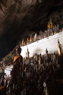 Pak Ou Mağarası ya da Ting Mağarası Lao halkı için uzun zamandır önemli. Özellikle de Luang Prabang. Nehirdeki tapınağınız olarak görülebilir. Yüzlerce Buda resmi kutsanacaktır..