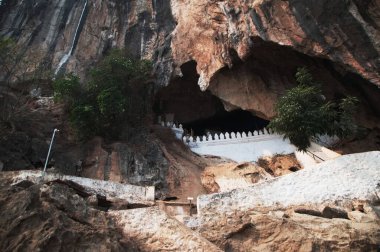 Ting Mağarası 'na ya da beton merdivenli Park Ou Mağarası' na girişte yüzlerce Buda resmi var. Bu mağara Laos 'un Luang Prabang Eyaleti' nde meşhurdur..