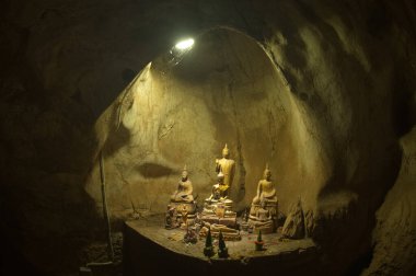 Pak Ou Mağarası ya da Ting Mağarası Lao halkı için uzun zamandır önemli. Özellikle de Luang Prabang. Nehirdeki tapınağınız olarak görülebilir. Yüzlerce Buda resmi kutsanacaktır..