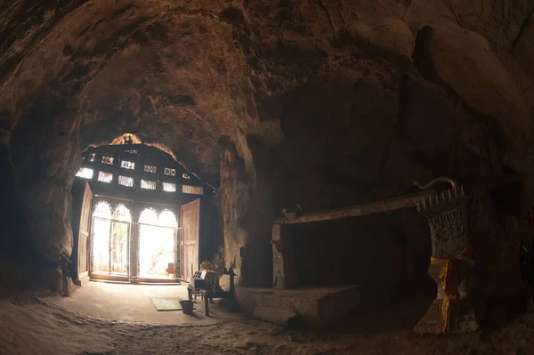ティン洞窟や朴王洞窟の2階の入り口の門の中に入ると 仏像の何百ものです この洞窟はラオスのルアンパバーン県で有名です — ストック写真