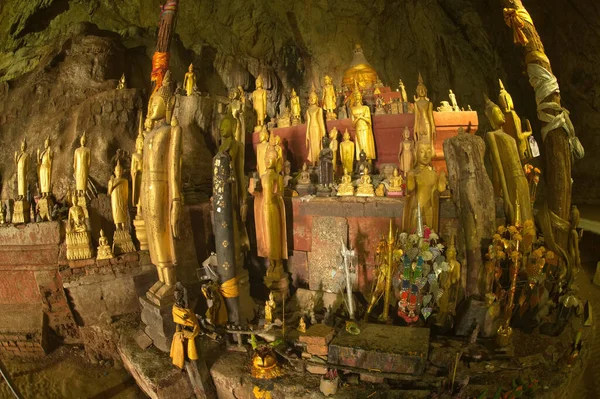 白乌洞或丁洞对老挝人民来说一直很重要 尤其是朗勃拉邦 因为它可以被看作是你在河边的寺庙 数以百计的佛像将被铭刻在人们的心中 — 图库照片