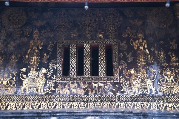 Wat Xieng Tangası Kilisesinin Dış Duvarları Geleneksel Desenler Yaldızla Süslenmiştir — Stok fotoğraf