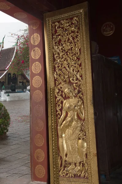 Beautiful Golden Wood Carvings Entrance Doors Chariot Hall Wat Xieng — Stock Photo, Image