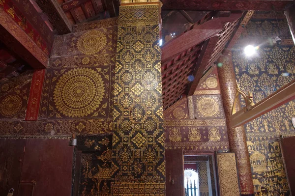 Wat Xieng Tangasının Duvarları Geleneksel Desenler Yaldızlarla Süslenmiştir Tapınağın Laos — Stok fotoğraf