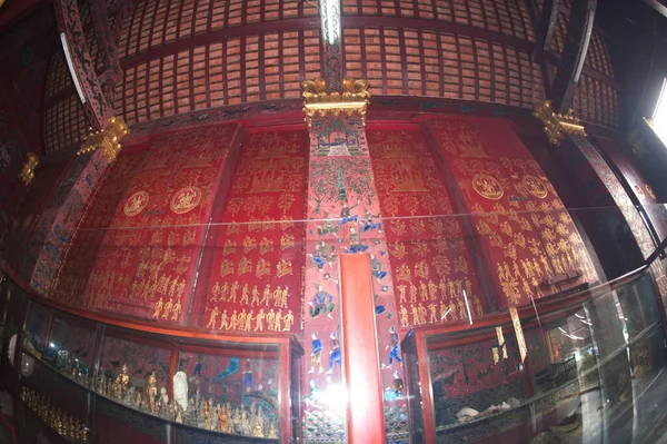 Savaş Arabaları Salonu Nun Duvarları Muhteşem Boyalı Camlara Sahiptir Luang — Stok fotoğraf