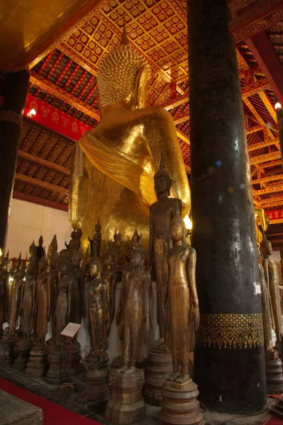 Gruppen Alter Buddha Statuen Unterschiedlicher Größe Versammelten Sich Verschiedenen Verlassenen — Stockfoto