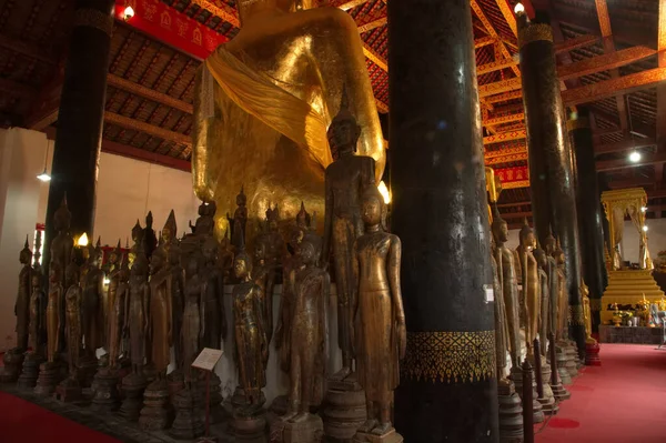 大群不同尺寸的古代佛像聚集在卢安普拉邦的各个废弃寺庙里 旁边是瓦特维苏纳拉特的卢安坡都 位于老挝北部卢安普拉邦省 — 图库照片