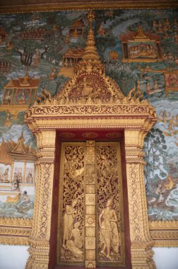 Sim ya da kilise mimarisinde güzel heykel ve sıva olan giriş kapısı Wat Mahathat ya da Wat That Noi 