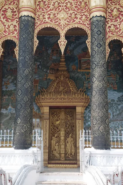 美しい彫刻やスタッコが施された玄関ドアや ザン様式の教会建築物 ワット マハートやワット ノイの壁画 ストゥーパ修道院 やルアンパバーンで最も美しい寺院の1つがあります — ストック写真