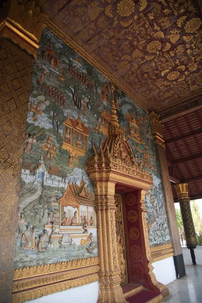 西门子的入口有精美的雕塑和粉刷 或者是Lan Xang风格的教堂建筑 在Wat Mahathat或Wat Noi Monastery Stupa 有一幅壁画 是Luang — 图库照片