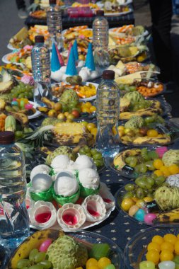 LOP BURI, THAILAND - 25 Kasım 2018: Tayland 'ın Phra Prang Sam Yot Lopburi ilindeki maymunlara her yıl yerel meyve, sebze, salata, yumurta, tatlı gibi çeşitli yiyecekler getiriliyor.