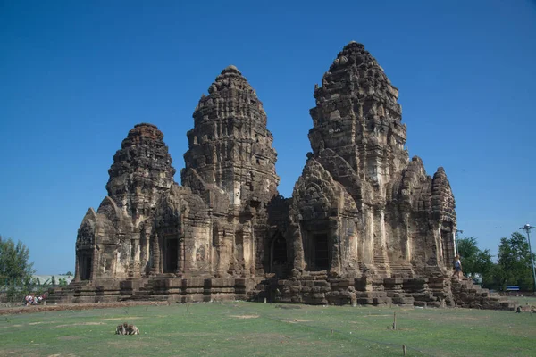 Phra Prang Sam Yot 사원은 유적지이며 부리성의 역사적 고고학적 유적지중 — 스톡 사진