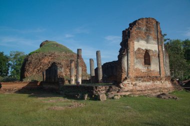 Wat Nakhon Kosa, ulusal önemli tarihi mekanların kaydedildiğini duyurdu. Eski bir site var, Dvaravati döneminde büyük bir çedi. Phra Prang 17. yüzyılda Lopburi döneminde. Tayland 'da Lop Buri' de..