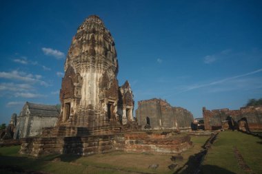 Wat Nakhon Kosa, ulusal önemli tarihi mekanların kaydedildiğini duyurdu. Eski bir site var, Dvaravati döneminde büyük bir çedi. Phra Prang 17. yüzyılda Lopburi döneminde. Tayland 'da Lop Buri' de..