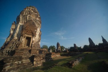 Wat Nakhon Kosa, ulusal önemli tarihi mekanların kaydedildiğini duyurdu. Eski bir site var, Dvaravati döneminde büyük bir çedi. Phra Prang 17. yüzyılda Lopburi döneminde. Tayland 'da Lop Buri' de..