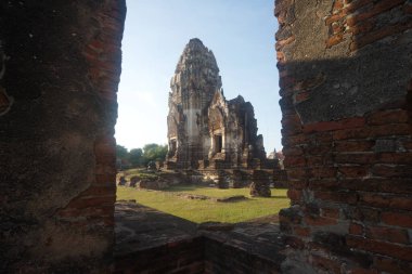 Wat Nakhon Kosa, ulusal önemli tarihi mekanların kaydedildiğini duyurdu. Eski bir site var, Dvaravati döneminde büyük bir çedi. Phra Prang 17. yüzyılda Lopburi döneminde. Tayland 'da Lop Buri' de..