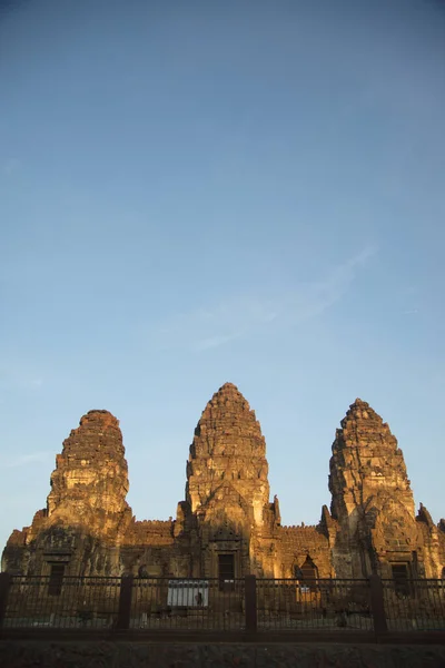 Phra Prang Sam Yot 사원은 유적지이며 부리성의 역사적 고고학적 유적지중 — 스톡 사진