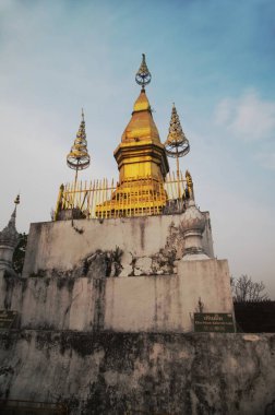 Pha That Phusi, Laos 'un eski kenti Luang Prabang' ın yaklaşık 100 metre yüksekliğindeki Phu Si Hill 'in tepesinde yer almaktadır. Bu, turistlerin şehir manzarasını görmek için ziyaret etmeleri gereken bir bakış açısı.