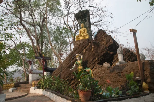 Grupo Buda Sentado Dourado Consagrado Montanha Phou Templo Wat Thamothayaram — Fotografia de Stock